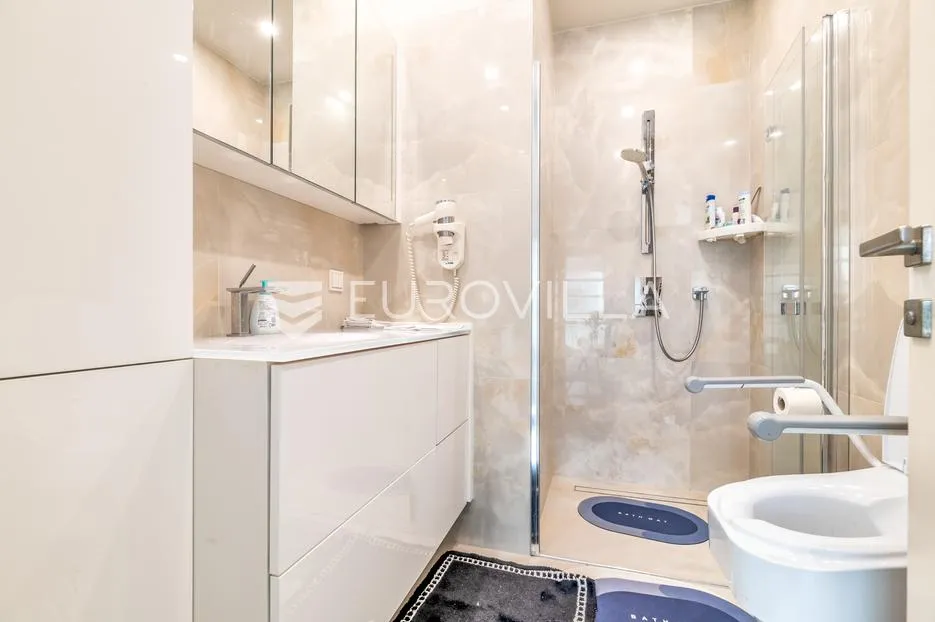 ban centar, luksuzan, komforan trosoban stan površine 105 m² garaža - slika 8
