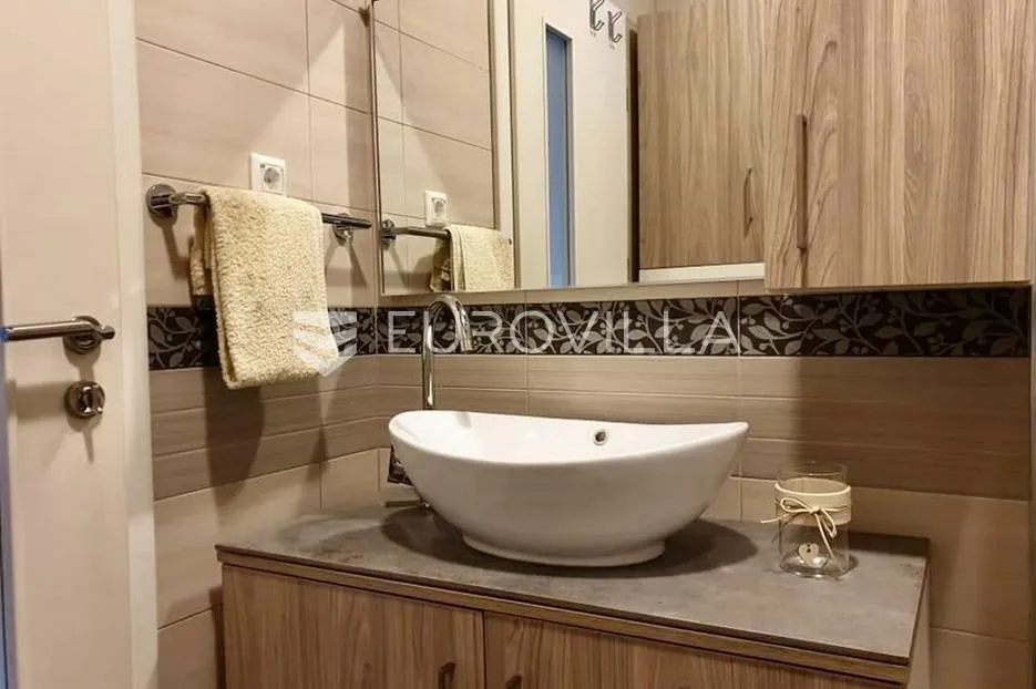ravna gora, prostrana kuća od 345 n2 s finskom saunom i jacuzzijem - slika 24