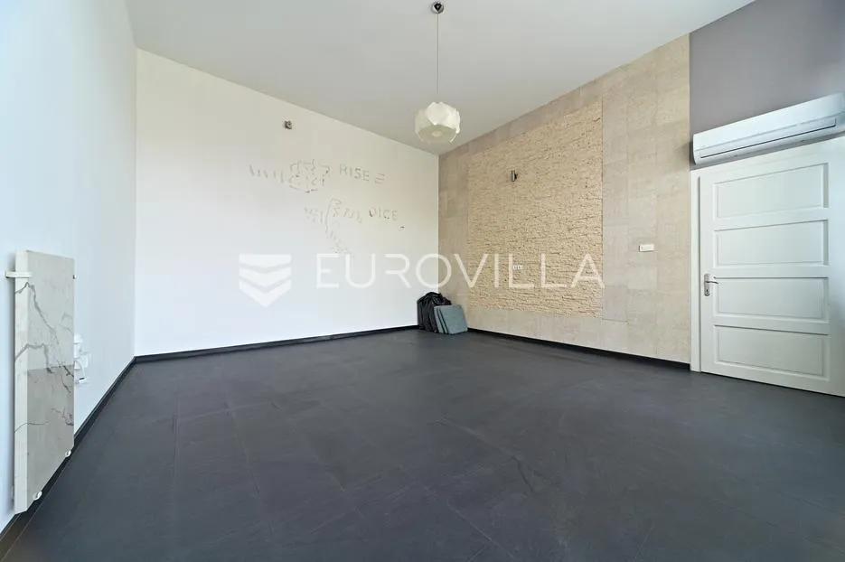 osijek, centar grada, iznajmljuje se poslovni prostor u secescijskoj zgradi, 96 m² - slika 1