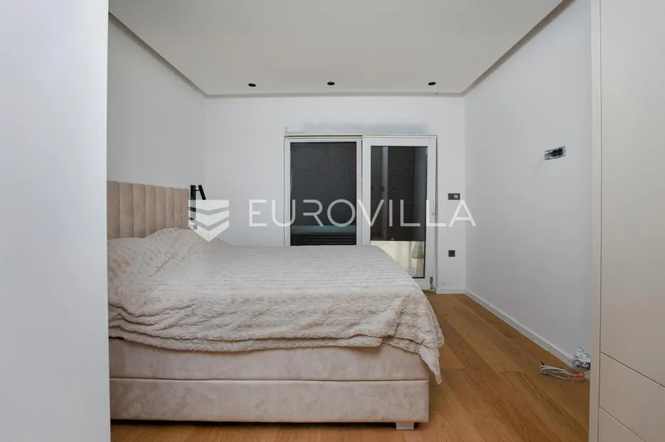 njivice, otok krk, dvoetažni stan u novogradnji s bazenom površine 104.45 m² - slika 6