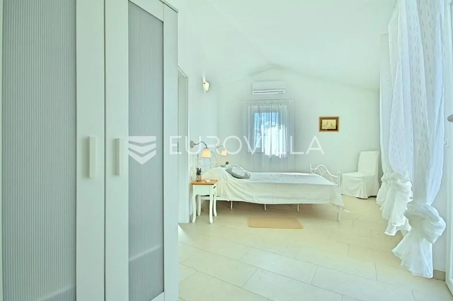 istra, vošteni, predivna katnica 180 m² s bazenom i uređenom okućnicom - slika 22