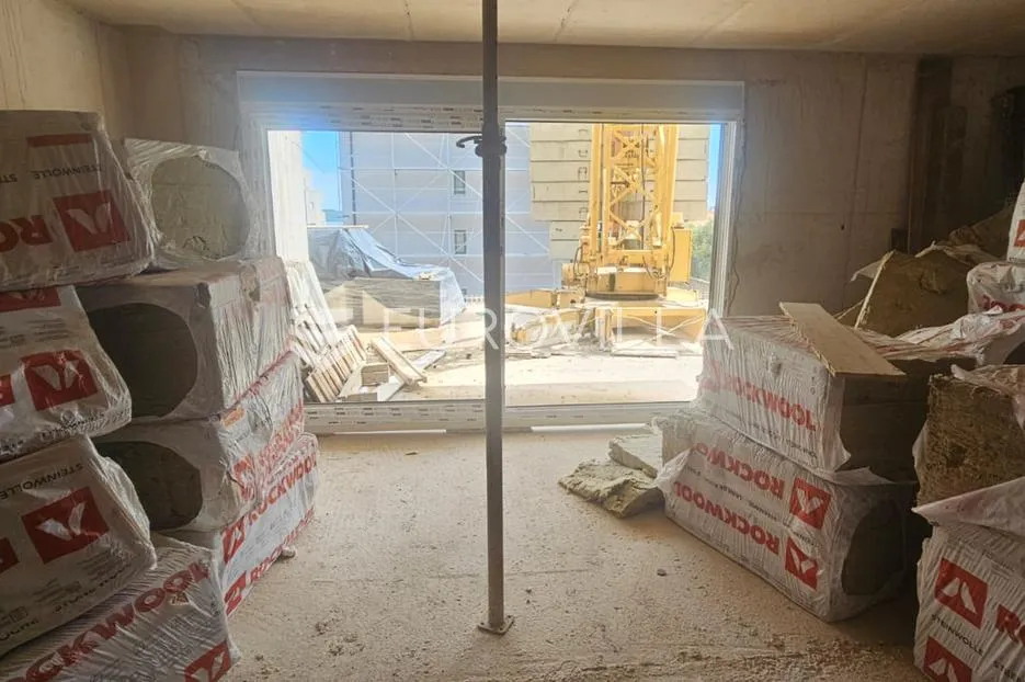 trogir,, seget donji stan 71,65 m² s vrtom u novogradnji s garažom i liftom - slika 2