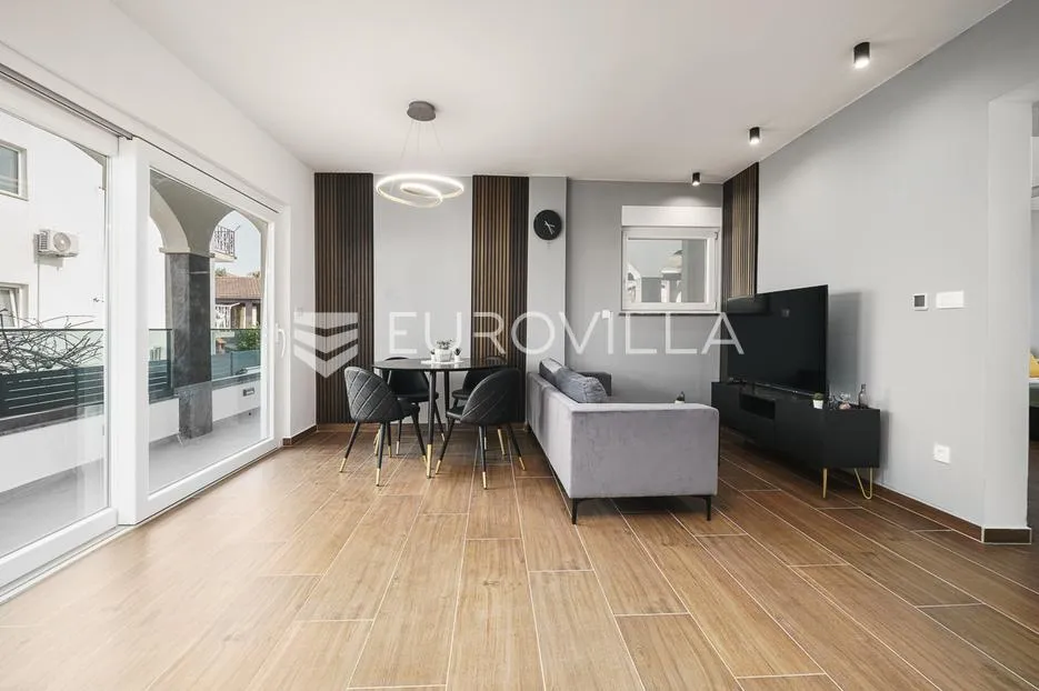 čiovo, okrug, vila sa šest apartmanski jedinica i bazenom - slika 9