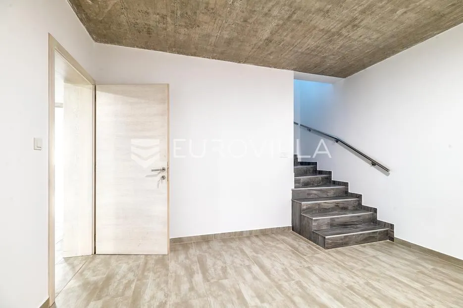 sveti ivan zelina, prekrasna dvojna kuća površine 385 m² - slika 14