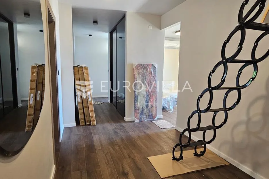 trogir, seget renovirana kuća s tri novouređena stana od 250 m², s gražom i parkingom - slika 18