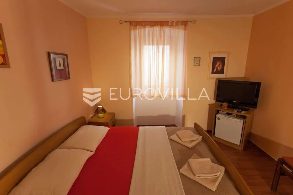 cres, kuća s restoranom, apartmanima i privatnim parkingom, 200 m od mora, jedinstvena prilika - slika 6
