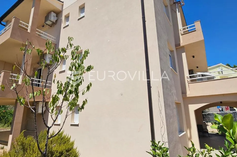 trogir, seget renovirana kuća s tri novouređena stana od 250 m², s gražom i parkingom - slika 2