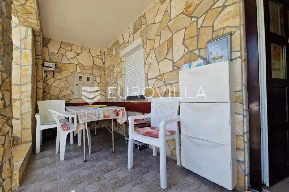 vir, nekretnina na izvrsnoj lokaciji, 40 m od mora, s dva odvojena apartmana - slika 29
