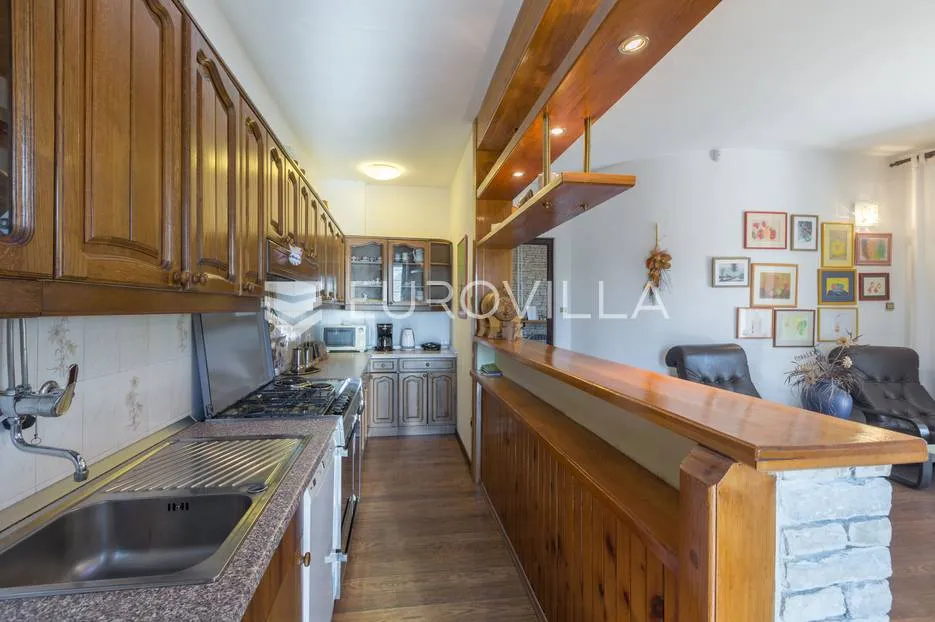 pula, veli vrh, vila s 4 odvojena apartmana, bazenom i velikom okućnicom - slika 50