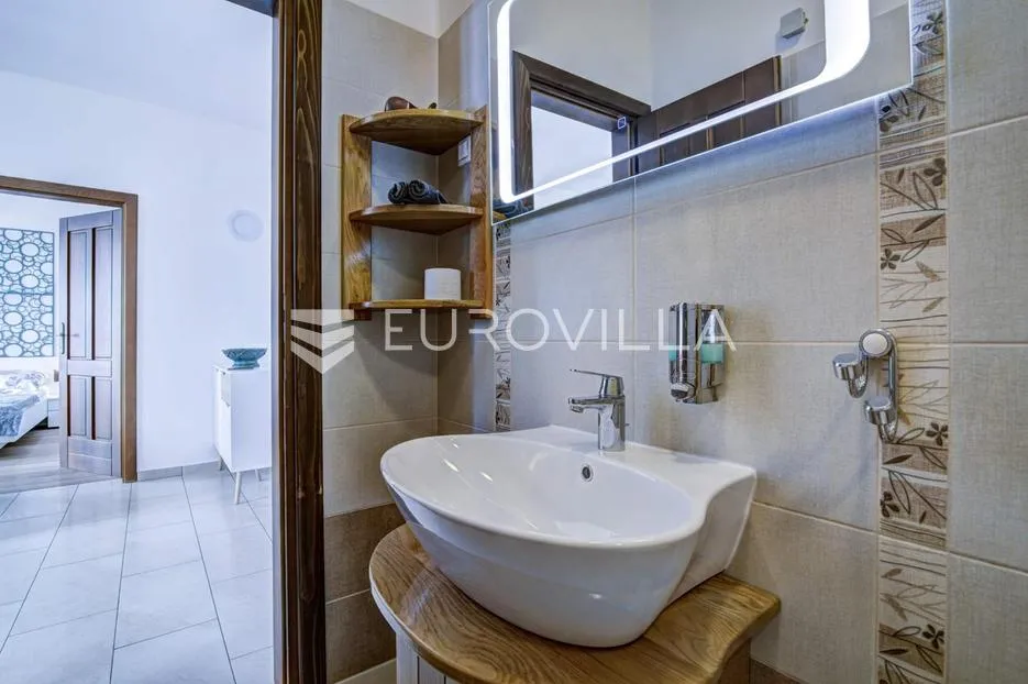 senj, kuća s četiri apartmana i bazenom, 346 m² - slika 17