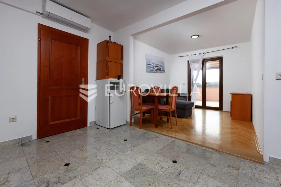 krk, uređen trosoban apartman, velika terasa s otvorenim pogledom - slika 5