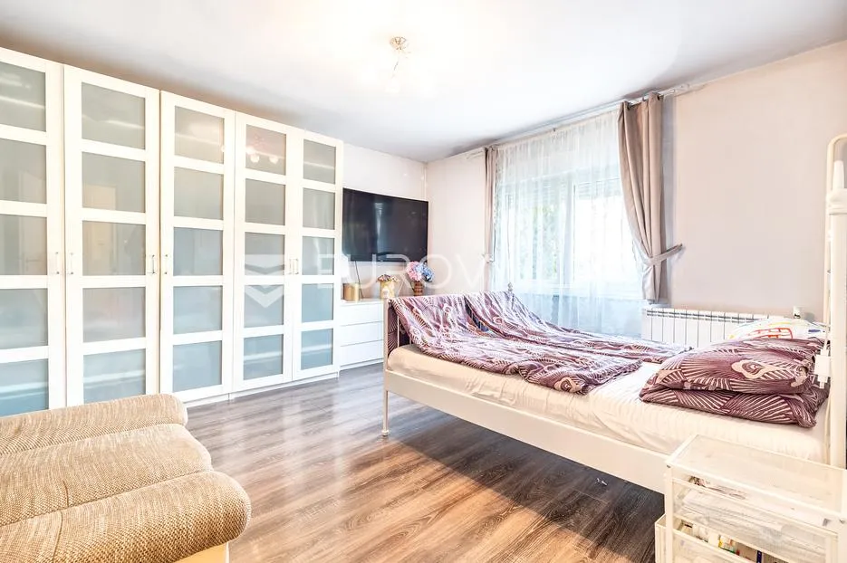 zagreb, dubec, novouređena kuća s dva stana i garažom, 190 m² - slika 14