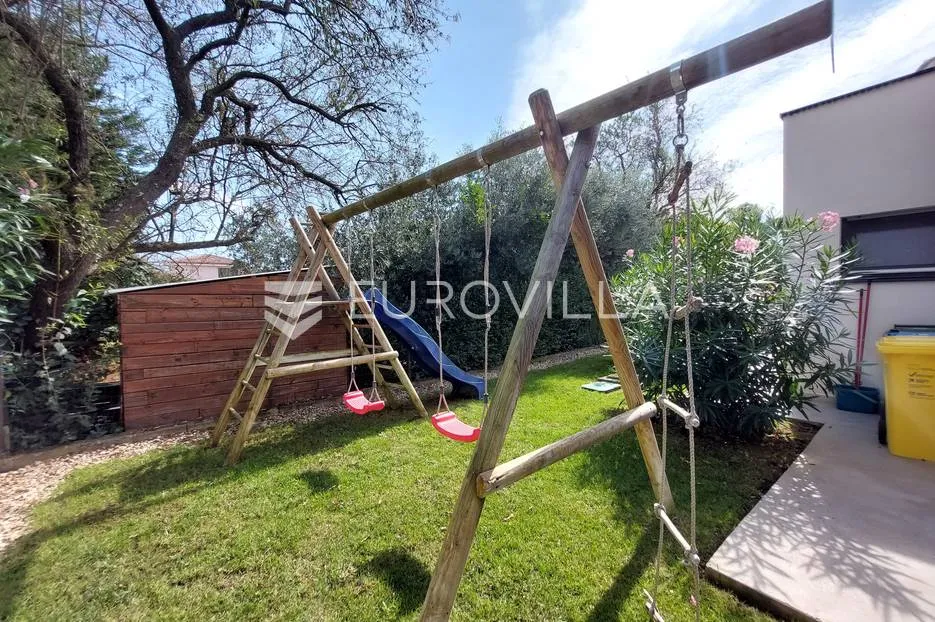 šišan, moderna villa s bazenom na mirnoj lokaciji - slika 25