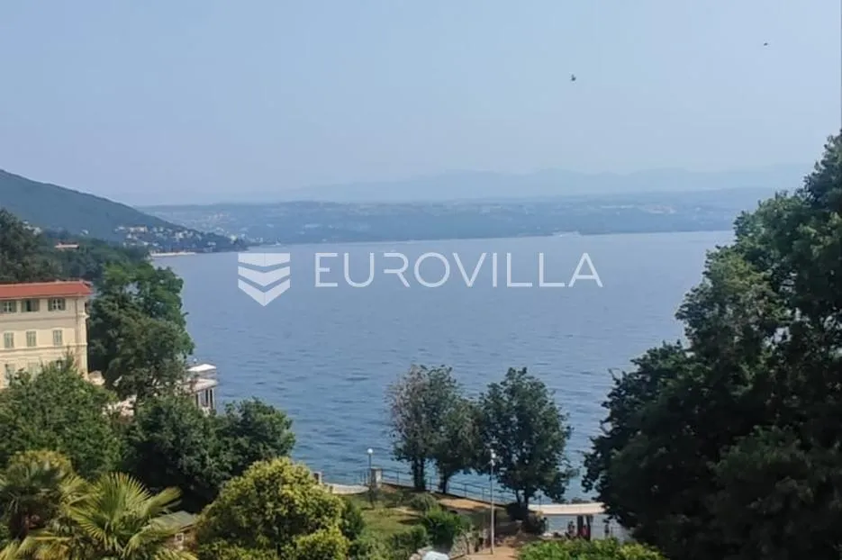 Lovran centar, 107 m² u povijesnoj vili, 3 balkona s pogledom na more