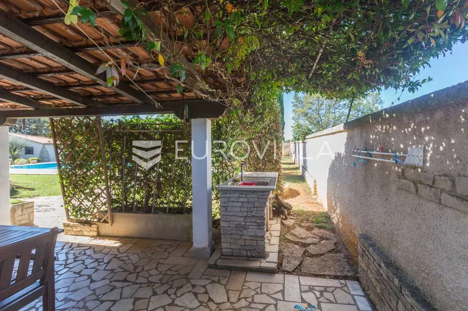 pula, veli vrh, vila s 4 odvojena apartmana, bazenom i velikom okućnicom - slika 13