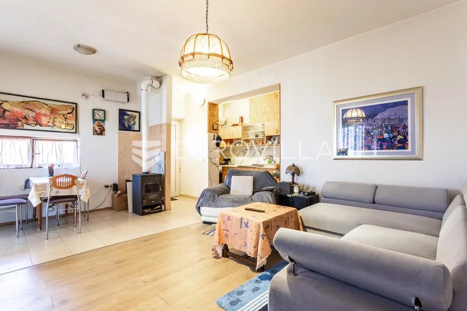 Vodice, apartmanska kuća u blizini mora