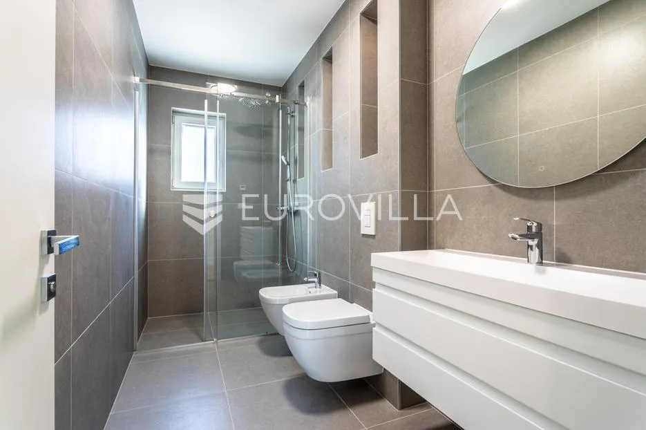 vodice, novogradnja, penthouse s krovnom terasom i pogledom na more, 141,80 m² - slika 11