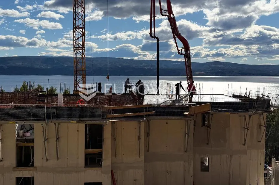 omiš, dvosoban stan u novogradnji s garažnim i vanjskim parkirnim mjestom - slika 19