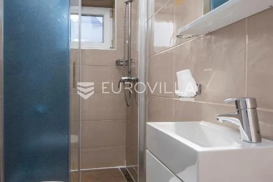 banjole, prekrasna uređena kuća nkp 350 m2 na velikoj okućnici od 3300 m2 - slika 37