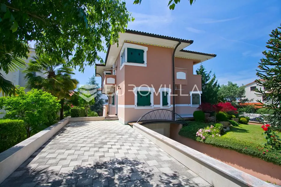 poreč, ekskluzivna vila s 430 m2, atraktivna lokacija - slika 18