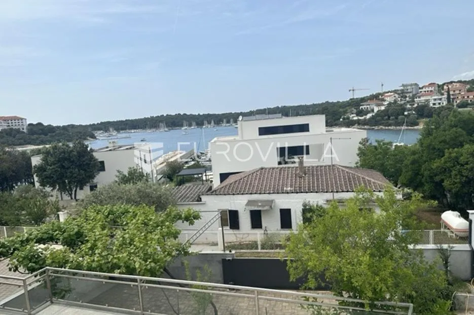 Istra, Pula, prekrasna vila 250 m2 na top lokaciji i velikoj okućnici svega 20 m od mora