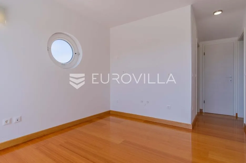 istra, poreč, unikatna dizajnerska vila s dodatnim apartmanom, wellnessom i grijanim bazenom - slika 47