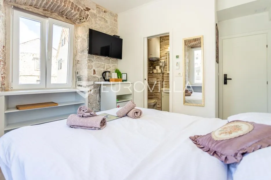 trogir, tri studio apartmana u centru grada - slika 18
