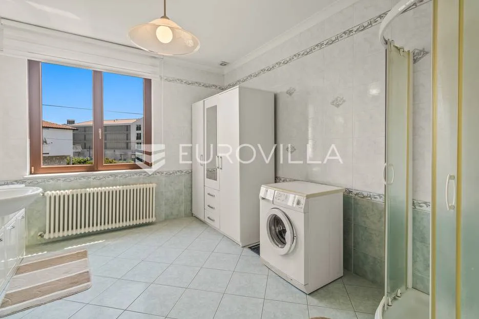 istra, umag - unikatna villa nkp 400 m2 na svega 30 m od mora - slika 37