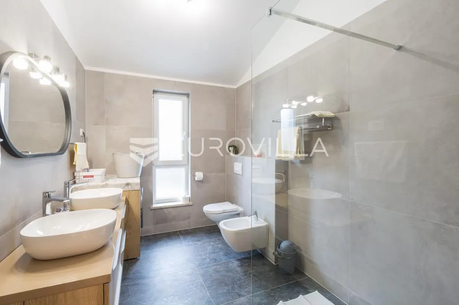 istra, svetvinčenat, moderna samostojeća kuća 155 m² s grijanim bazenom 32 m² - slika 12