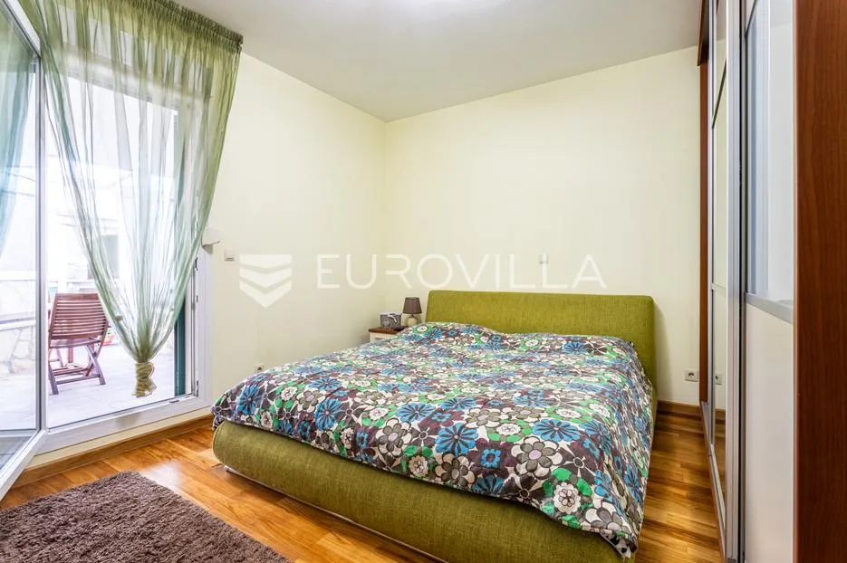 split, pazdigrad, prostran dvosoban stan 142 m² s garažom i uređenim dvorištem - slika 8