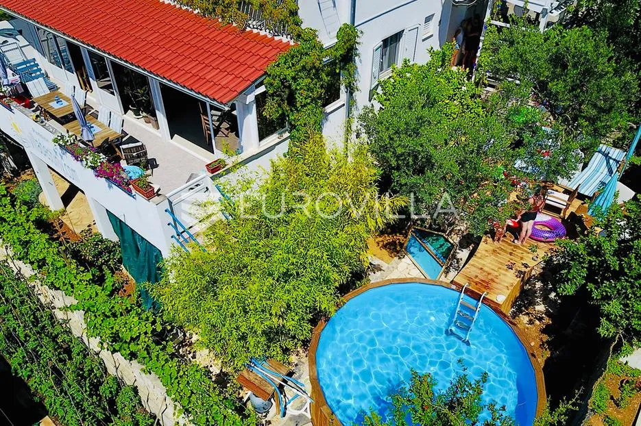Hvar, kuća na tri etaže s dodatnim građevinskim zemljištem