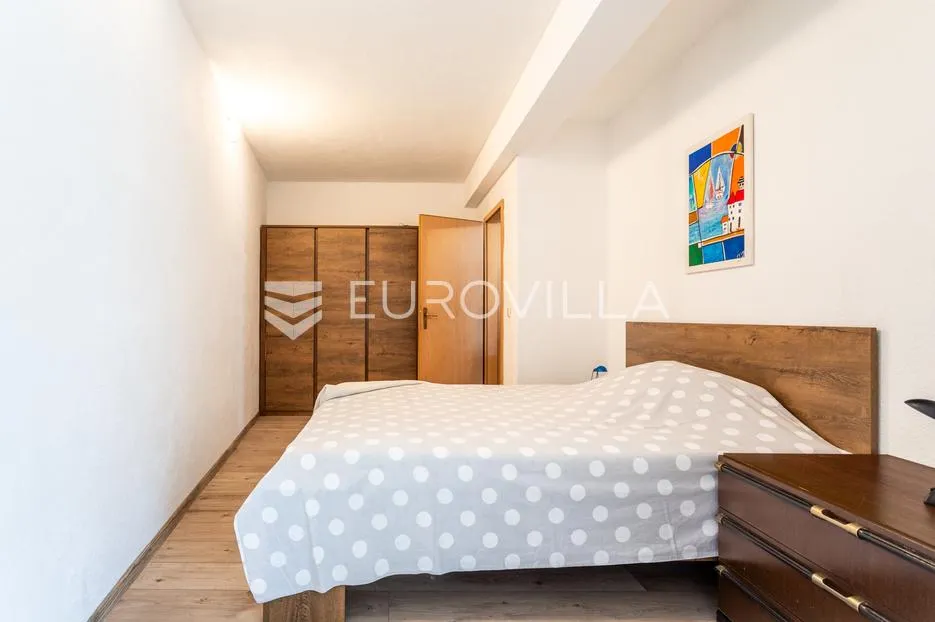 čiovo, okrug gornji, namještena kuća s četiri apartmana i prostranim dvorištem, treći red do mora - slika 29