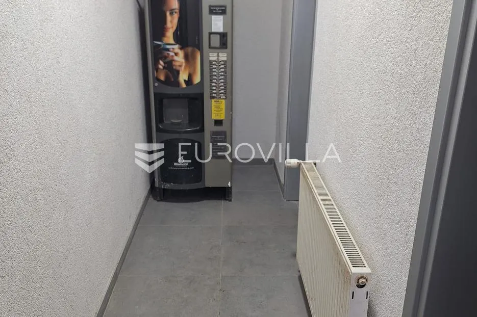 karlovac, ilovac, skladište 6600 m², odlična lokacija - slika 11