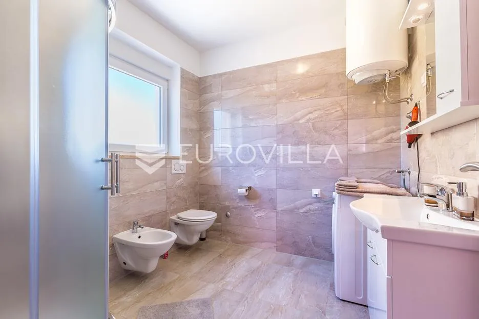 istra, medulin, velika samostojeća kuća sa 7 apartmana 100 m od mora - slika 46