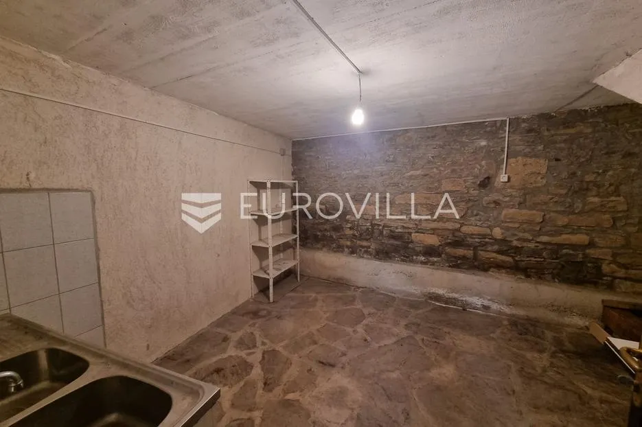 istra, grimalda, kamena kuća u nizu 90m2 s panoramskim pogledom na jezero i okolicu - slika 10