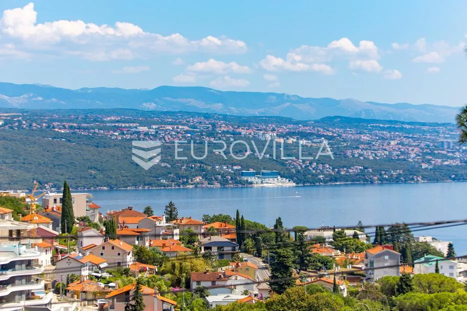 Opatija, centar, atraktivan trosoban stan u novogradnji s pogledom na more 105 m²
