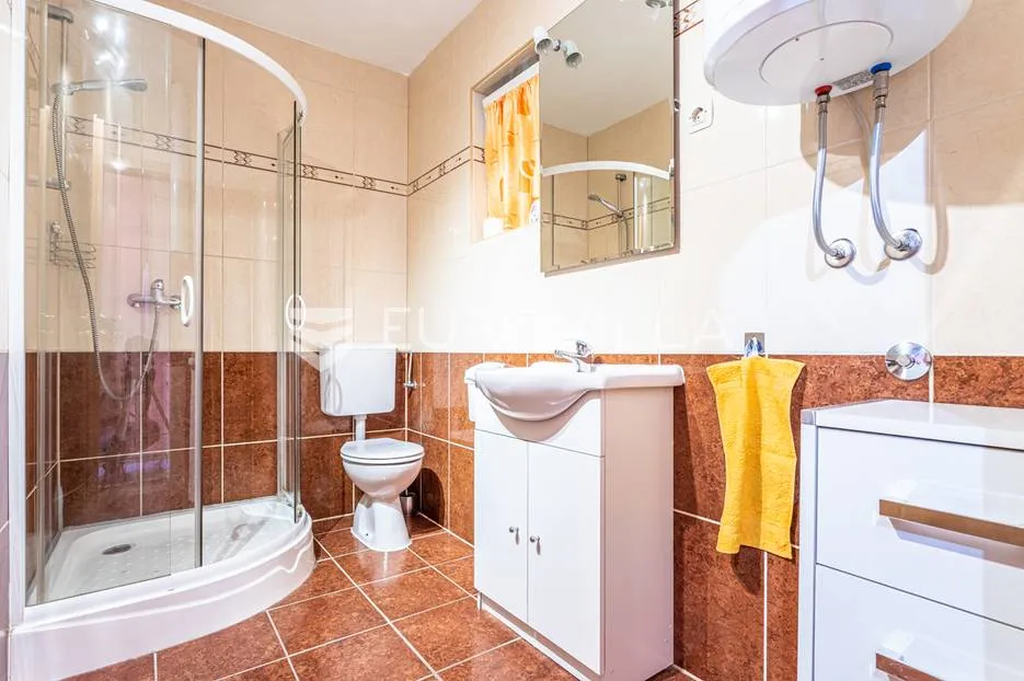 omiška rivijera- lokva rogoznica, apartmanska kuća s 8 stanova, udaljena 300 m od mora. - slika 22