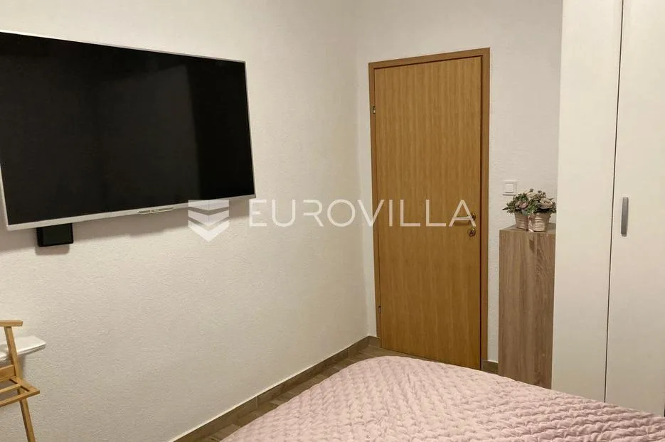 starigrad, tribanj, prostrana kuća s pogledom na more i šest apartmana - slika 23