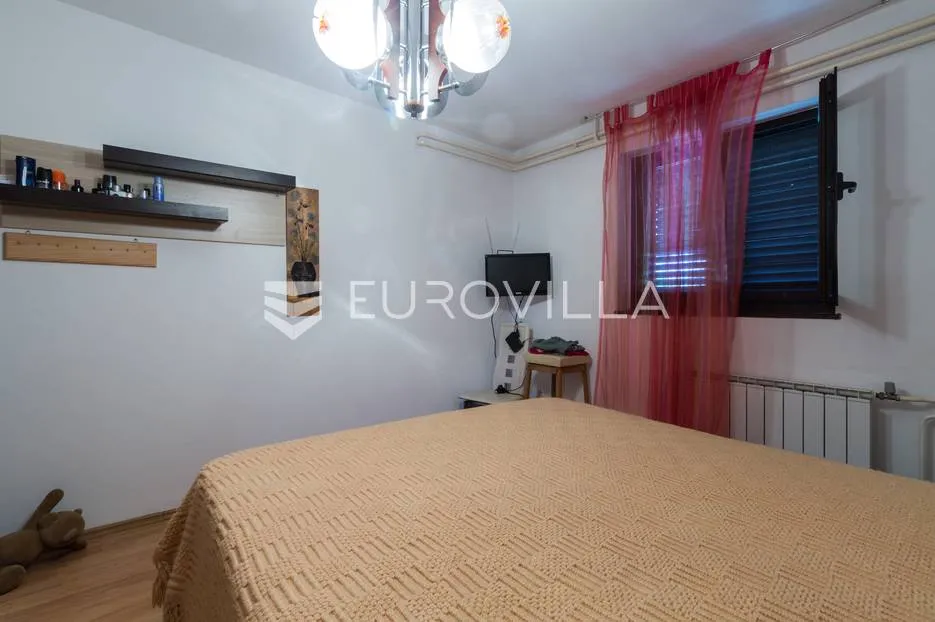 pula, veli vrh, vila s 4 odvojena apartmana, bazenom i velikom okućnicom - slika 17