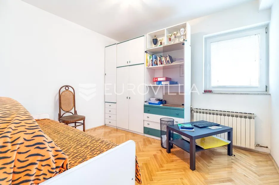 zagreb, bukovac, prekrasna obiteljska samostojeća kuća 380 m², garaža, okućnica - slika 10