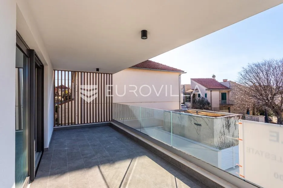 vodice, novogradnja, prostran stan u centru mjesta, 117,53 m² - slika 7