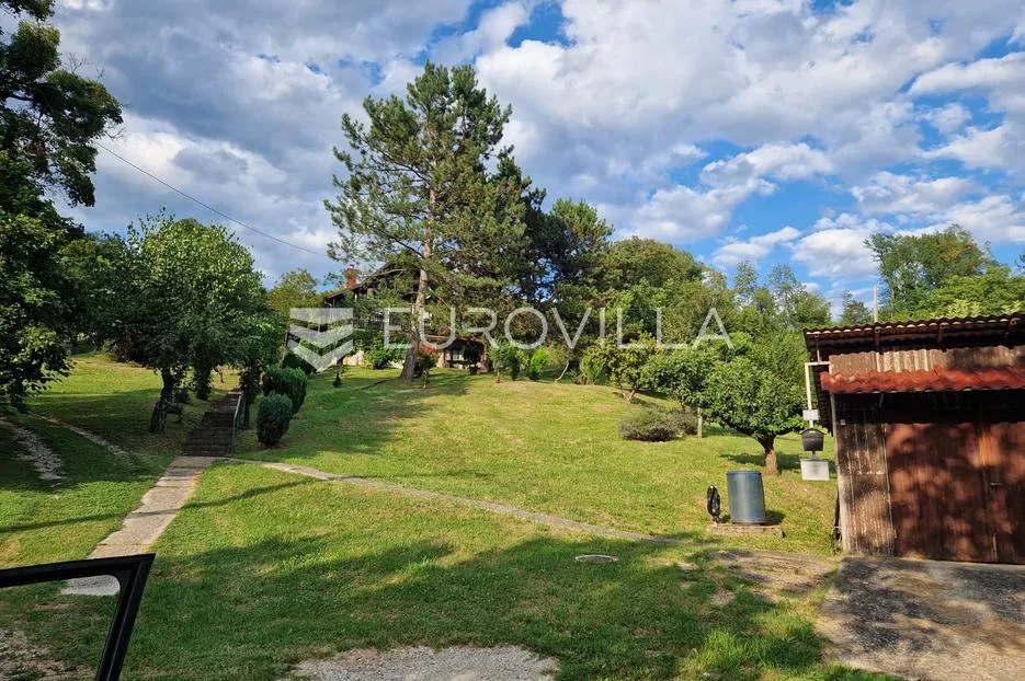 Laduč, drvena kuća 183 m² na zemljištu 5.064 m² - Donji Laduč