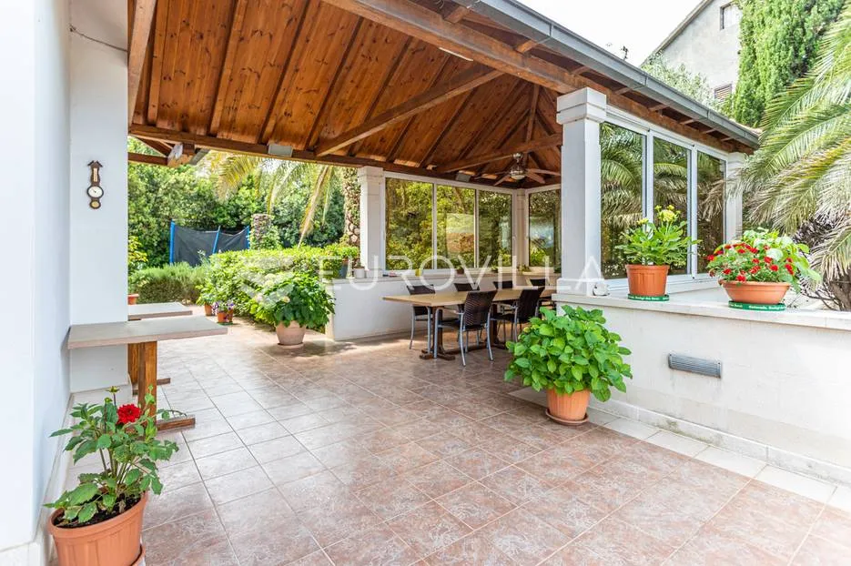 brač, prekrasna vila s velikom okućnicom 20 m od mora - slika 13