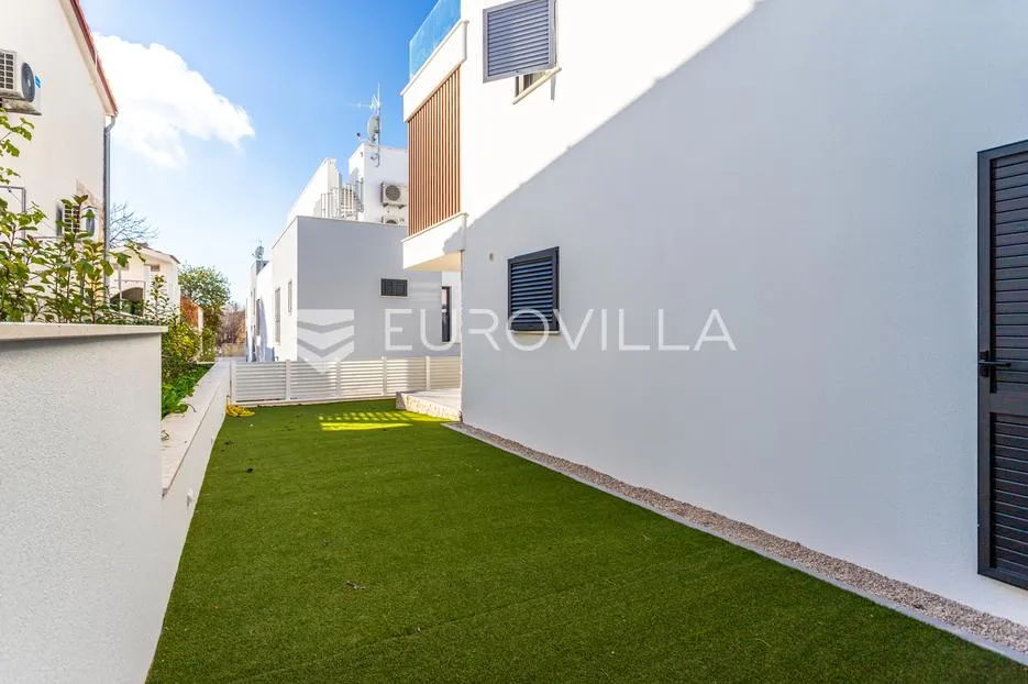 vodice, novogradnja, prostran apartman s dvorištem u centru mjesta, 139,61 m² - slika 17