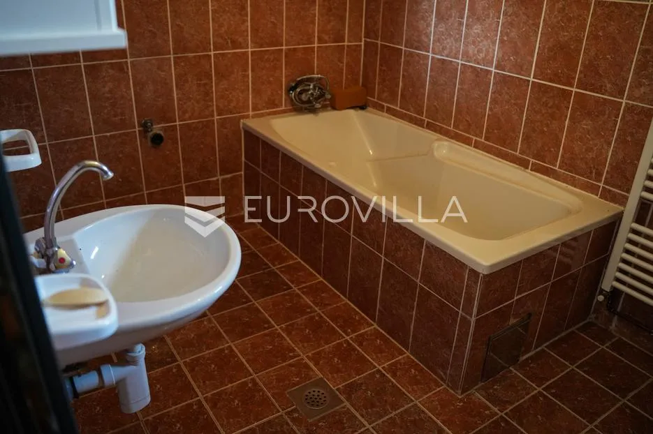 tovarnik, izuzetna prilika, prostrana kuća s tri stana i okućnicom od 1.949 m² - slika 26