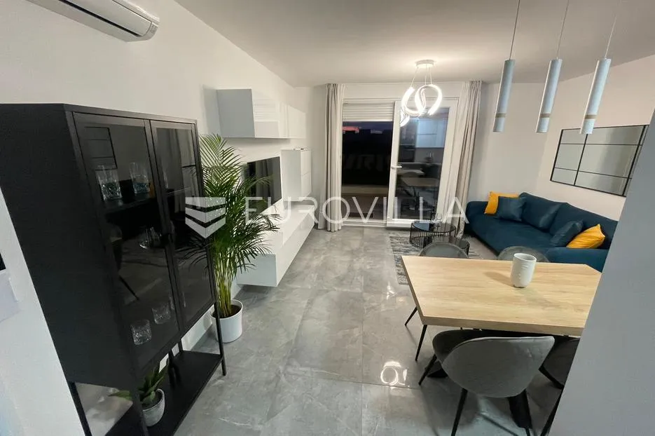 split, žnjan, namješten dvosoban stan s vrtom i garažnim mjestom - slika 2