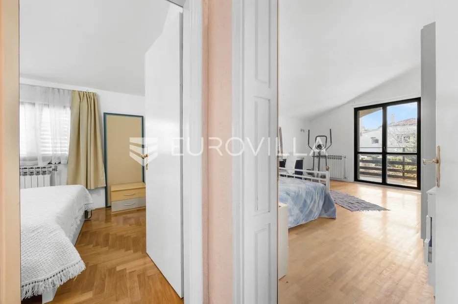 ližnjan, prostrana apartmanska kuća s tri stambene jedinice i vrtom - slika 15