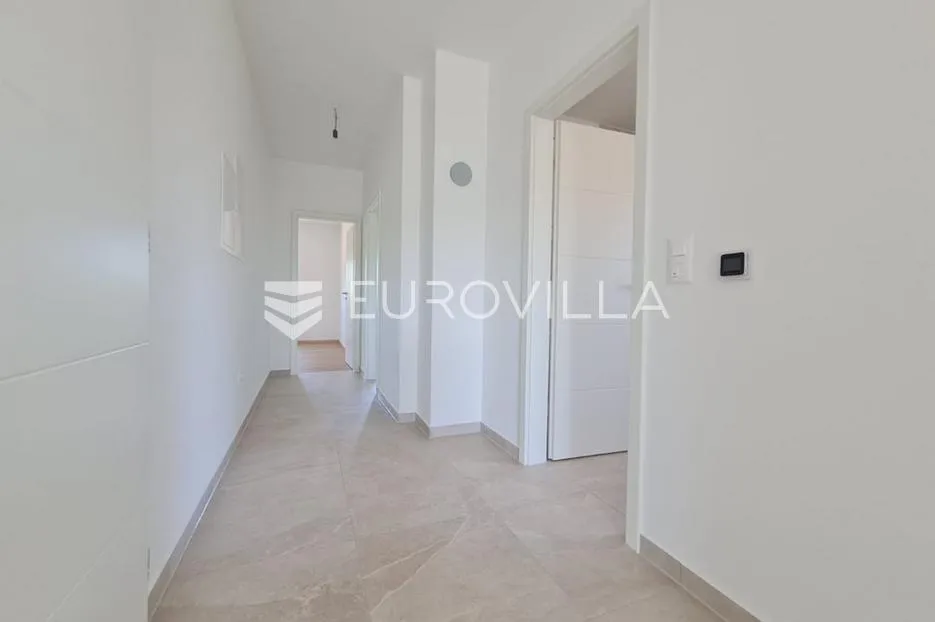 vir, komforan trosoban apartman u centru otoka s pogledom na more i krovnom terasom - slika 31