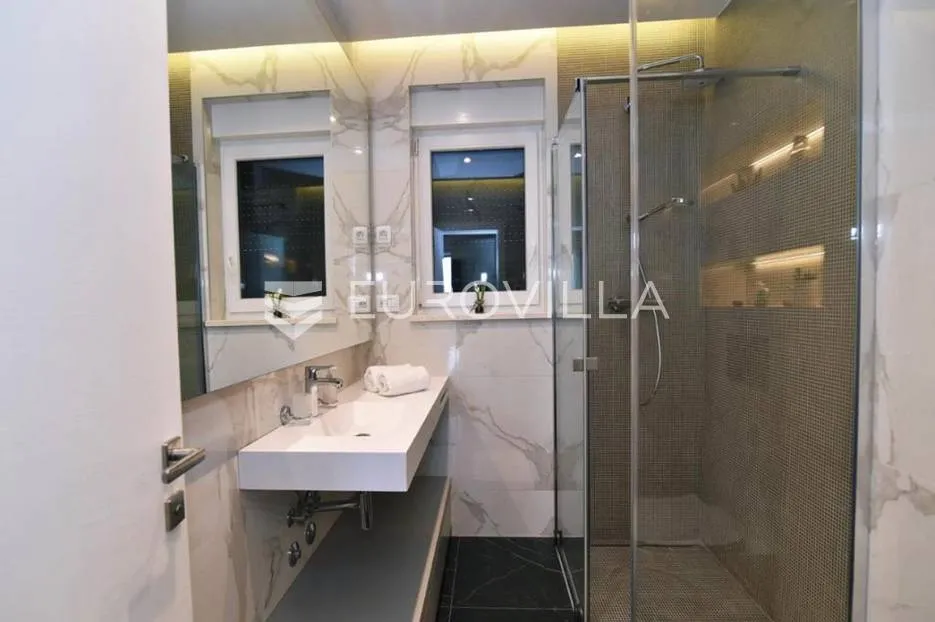 opatija, centar, moderno uređen dvosoban stan nkp 45 m2 - slika 4