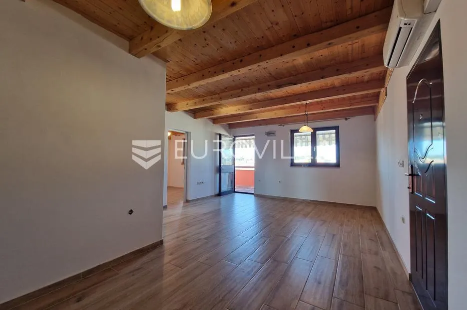 vir, 120 m od plaže, trosobni renovirani apartman s pogledom na more - slika 14